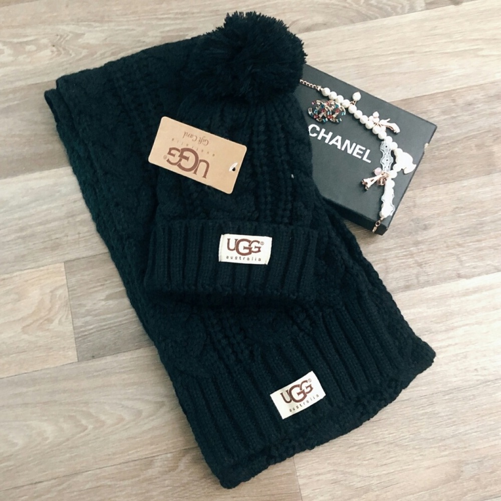 UGG SCARF AND HAT NEW / BLACK